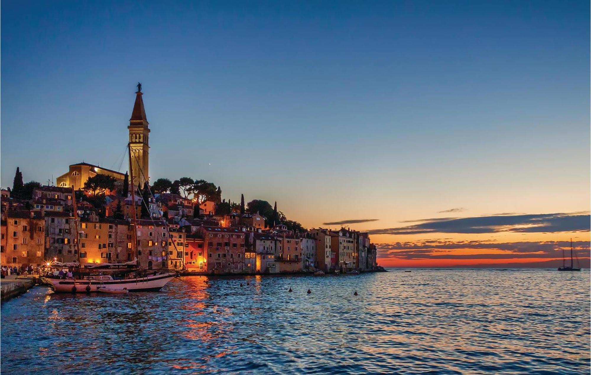 Lovely Apartment In Rovinj With Kitchen Ngoại thất bức ảnh